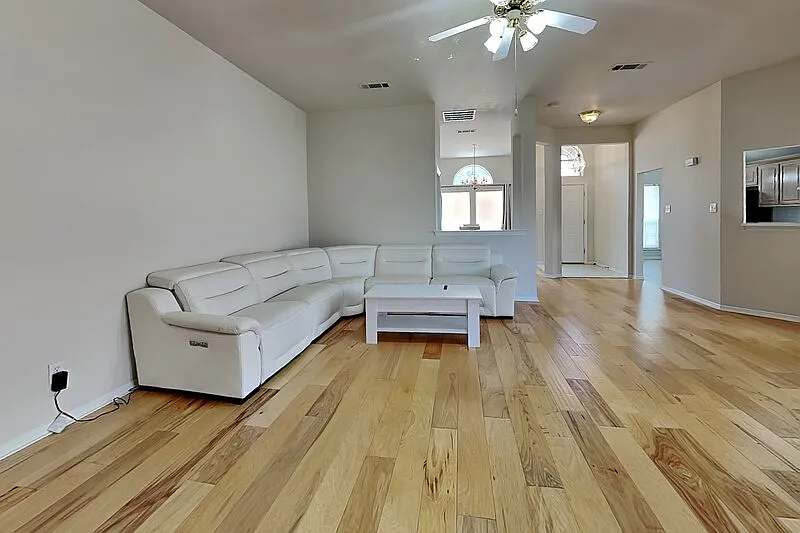 3 bed, 2.0 bath, 1901 sqft, $2,695 — Photo 2