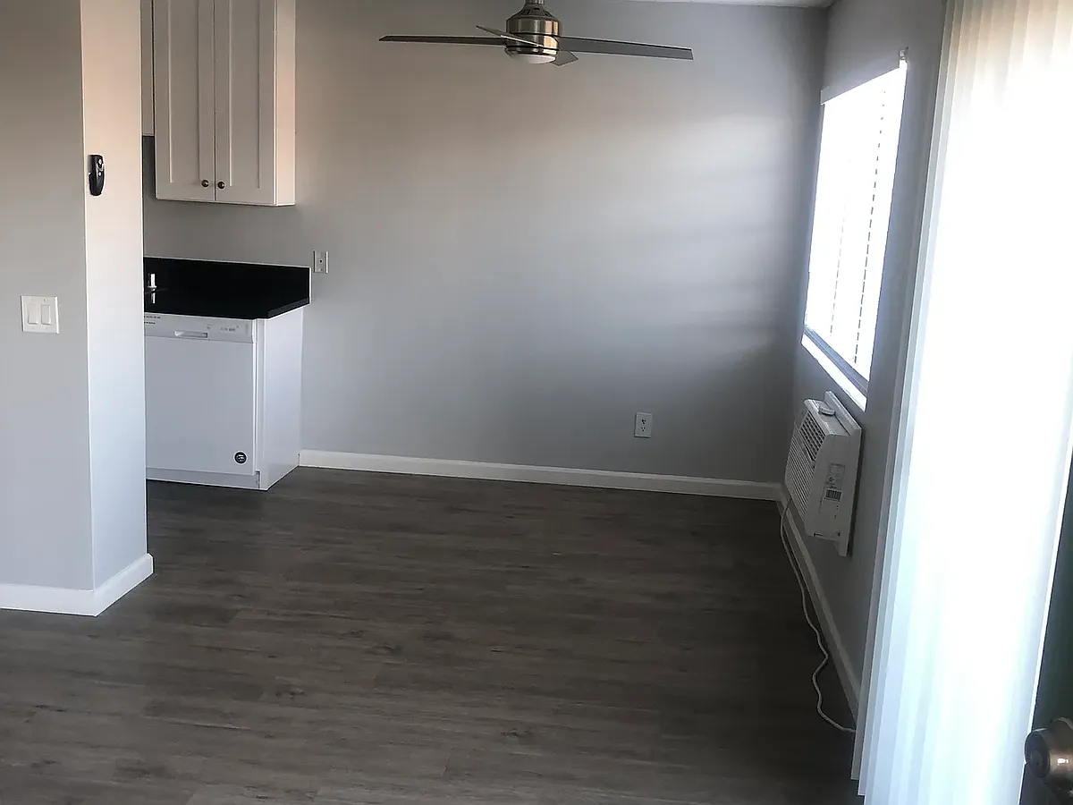Building Photo - 1633 S Bundy Dr #9