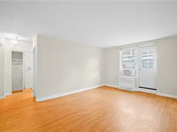 393 Avenue S image 3 of 10