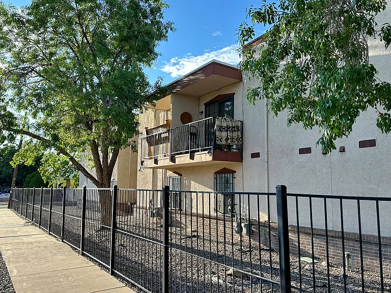 Updated Downtown 1 Bed w/ free WIFI & Gated Parking — Photo 59