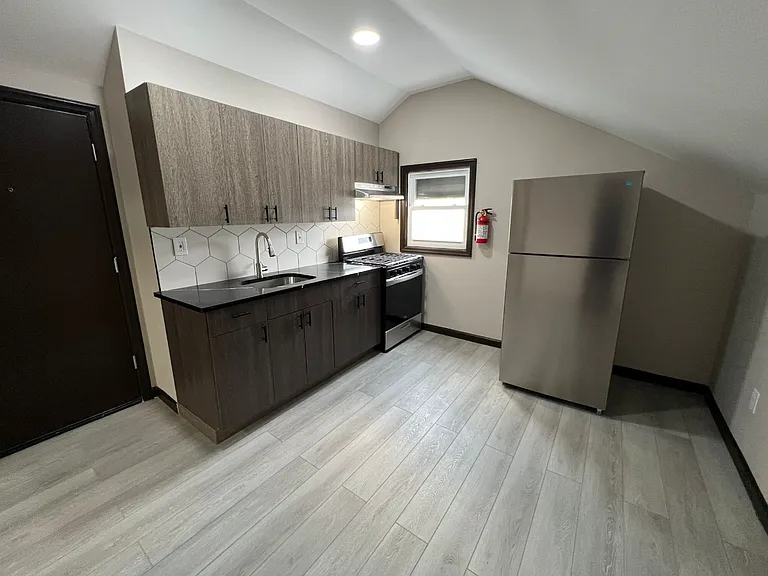 163 Elwood Ave #4 — Photo 2