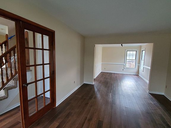 3rd image of 4924 Fountain Hall Dr