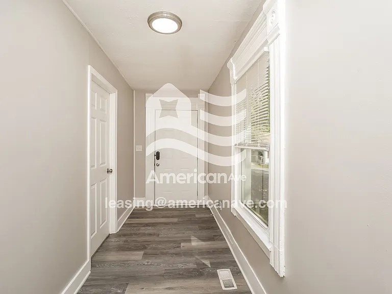 803242_012_wm_-_hallway_13139800.jpg
