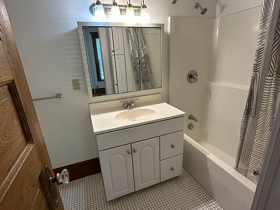 3rd image of 590 Whitney Ave #1