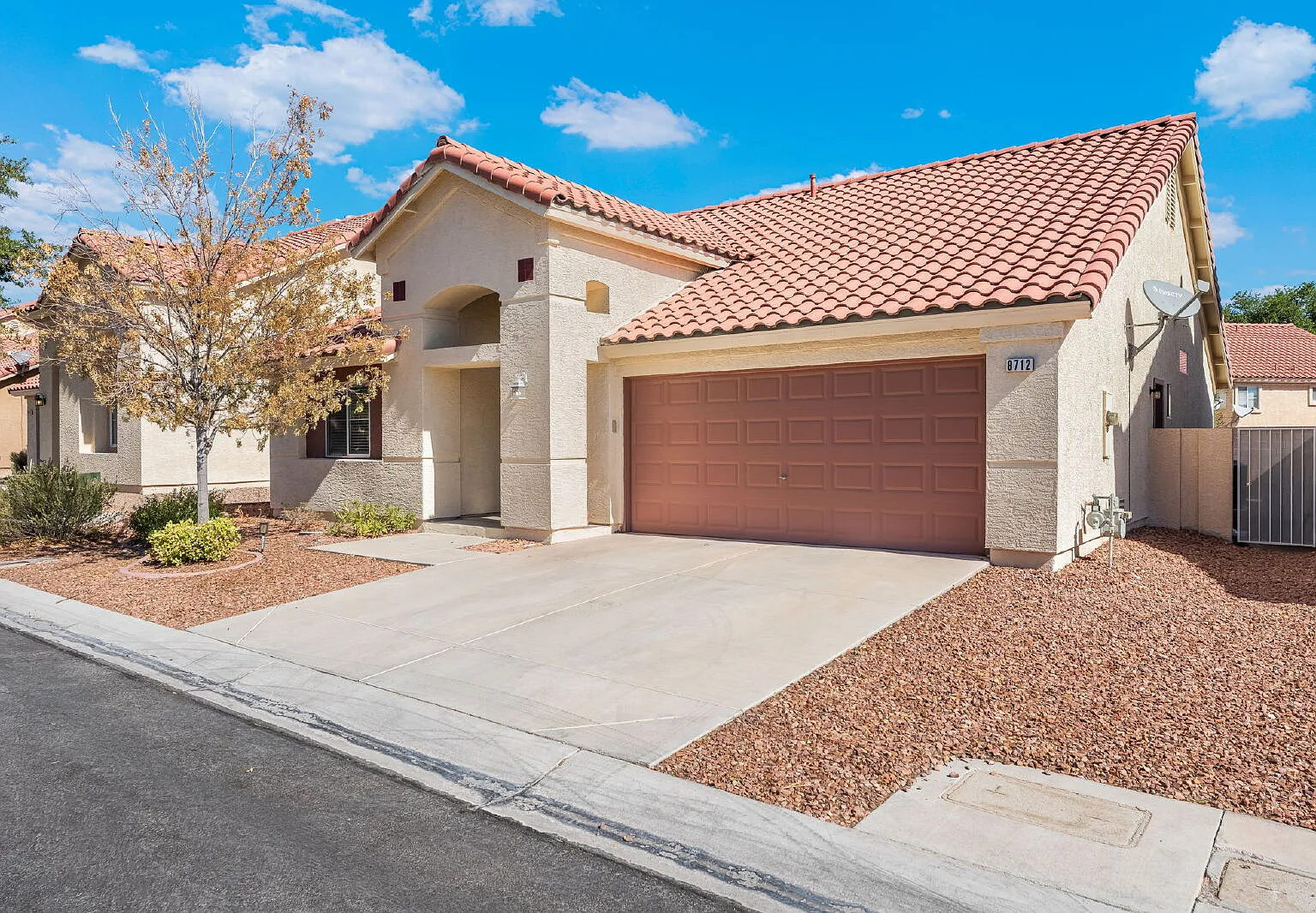 3 bed, 2.0 bath, 1391 sqft, $1,995 — Photo 2