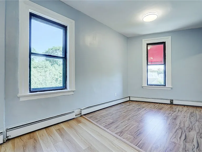 90 Henrietta St #4 — Photo 7