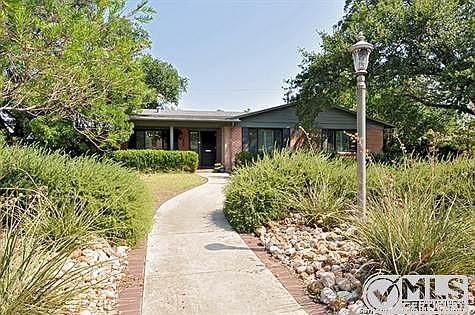 4th image of 303 Royal Oaks Dr