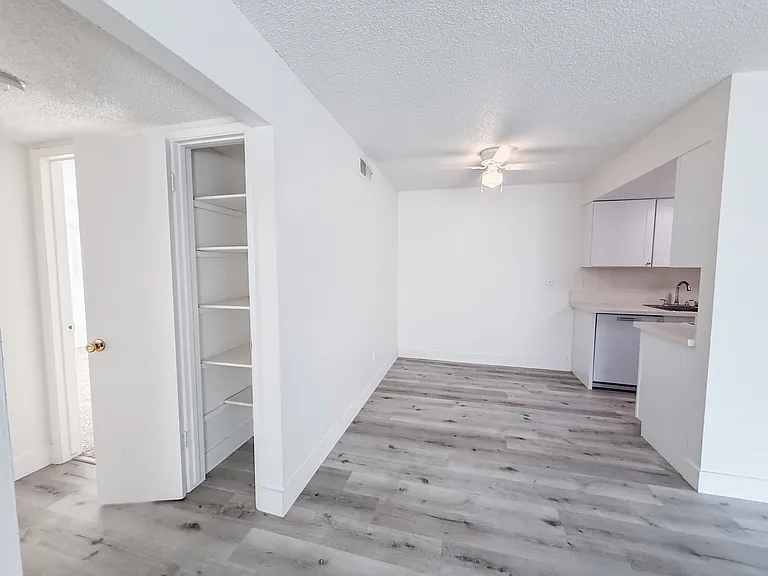 The Palms Apartments — Photo 33