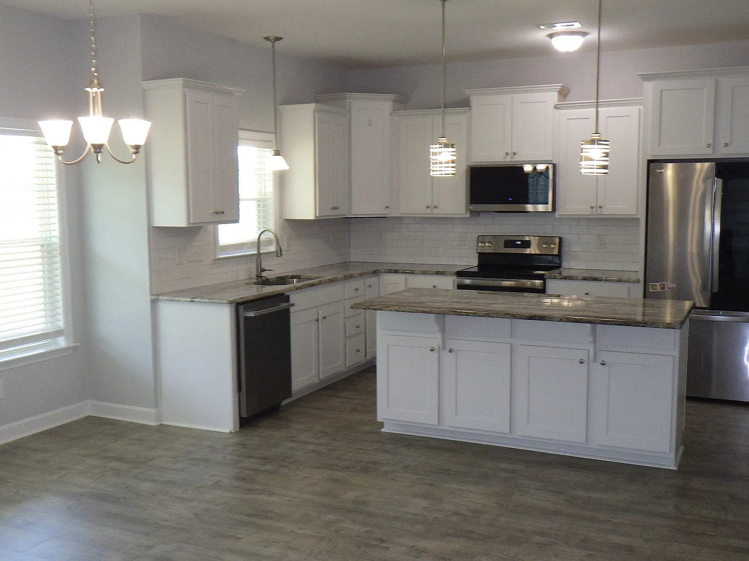 3 bed, 2537 sqft, $2,400 — Photo 4