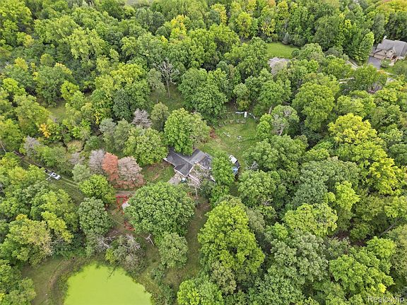 5th image of 6221 W Maple Rd