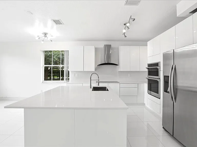 3802 SW 165th Ter — Photo 4