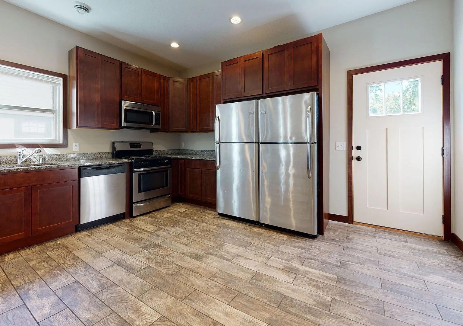 Renovated 6-Bedroom Single-Family House — Photo 4