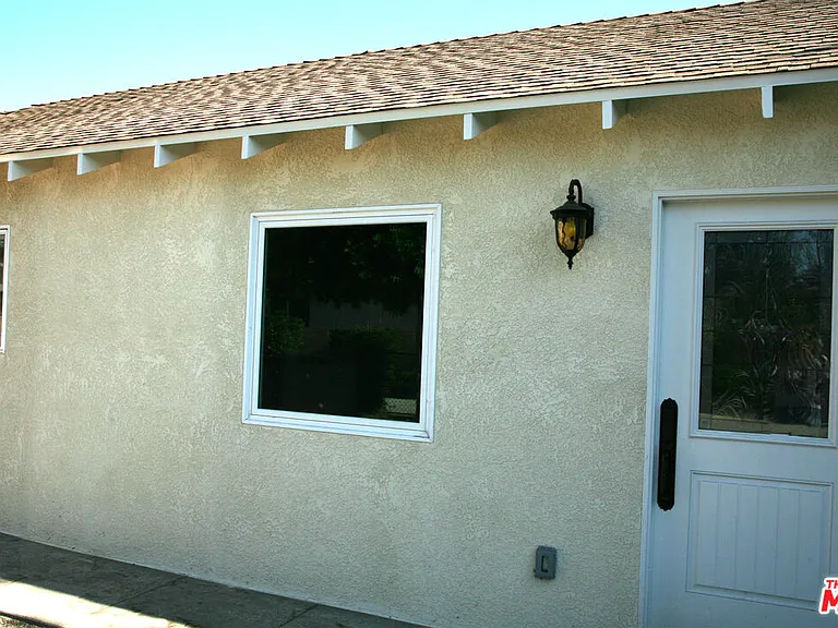 6621 N Nagle Ave — Photo 1