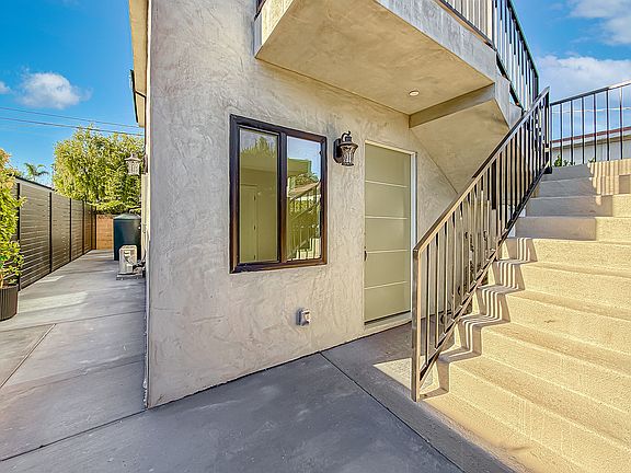 3rd image of 2621 Veteran Ave #1
