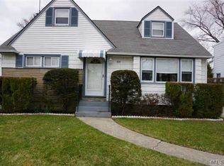824 Helene St, Wantagh, NY 11793