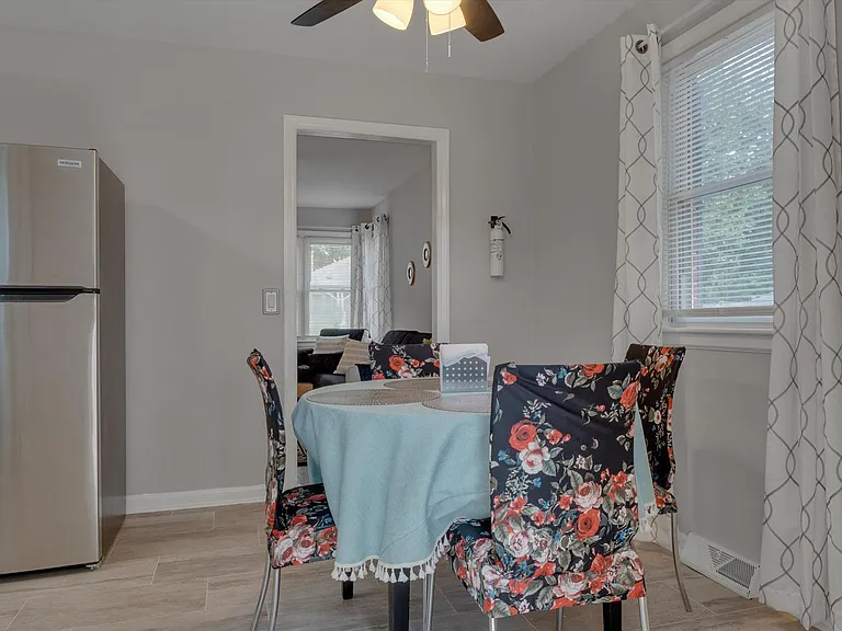 815 W Markham Ave #B — Photo 7