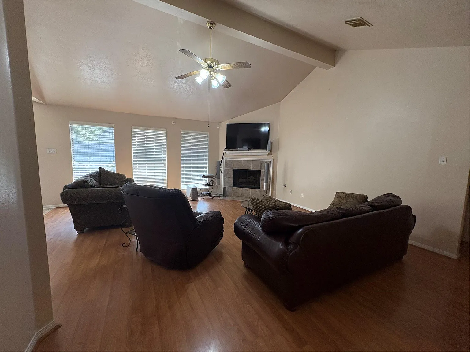3 bed, 2.0 bath, 2025 sqft, $2,500 — Photo 4