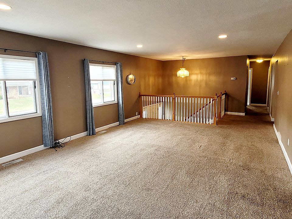 Entry / Living room