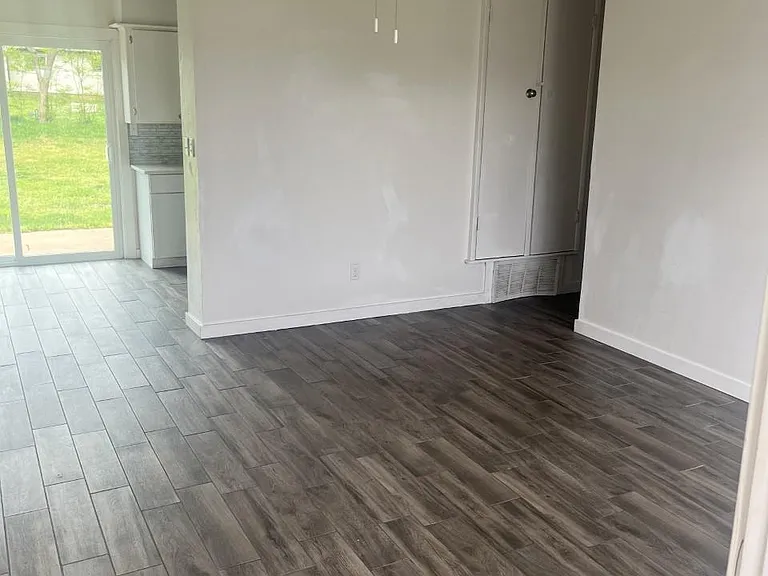 2512 Yorkshire Ave — Photo 2