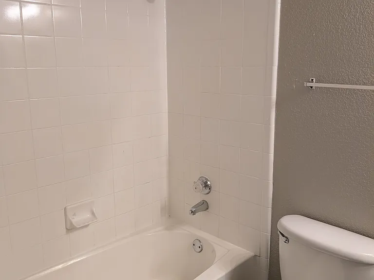 Lakeview Apartments — Photo 23
