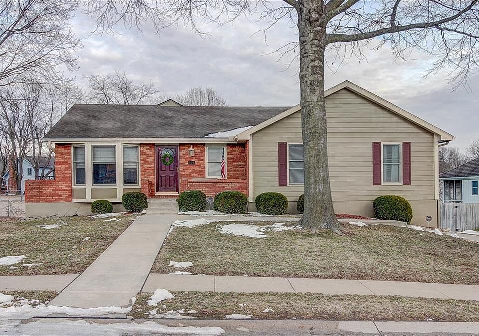 1st image of 604 NW Springwood Dr