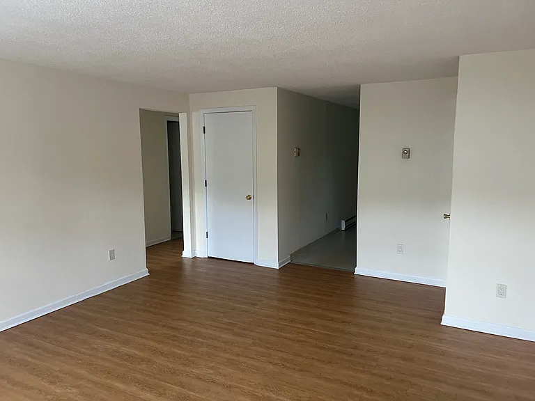 Holly Brook Apartments — Photo 20