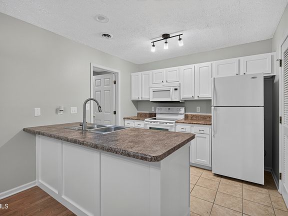 5th image of 806 Crosscreek Dr #806