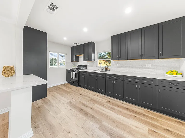 10554 Plainview Ave — Photo 8
