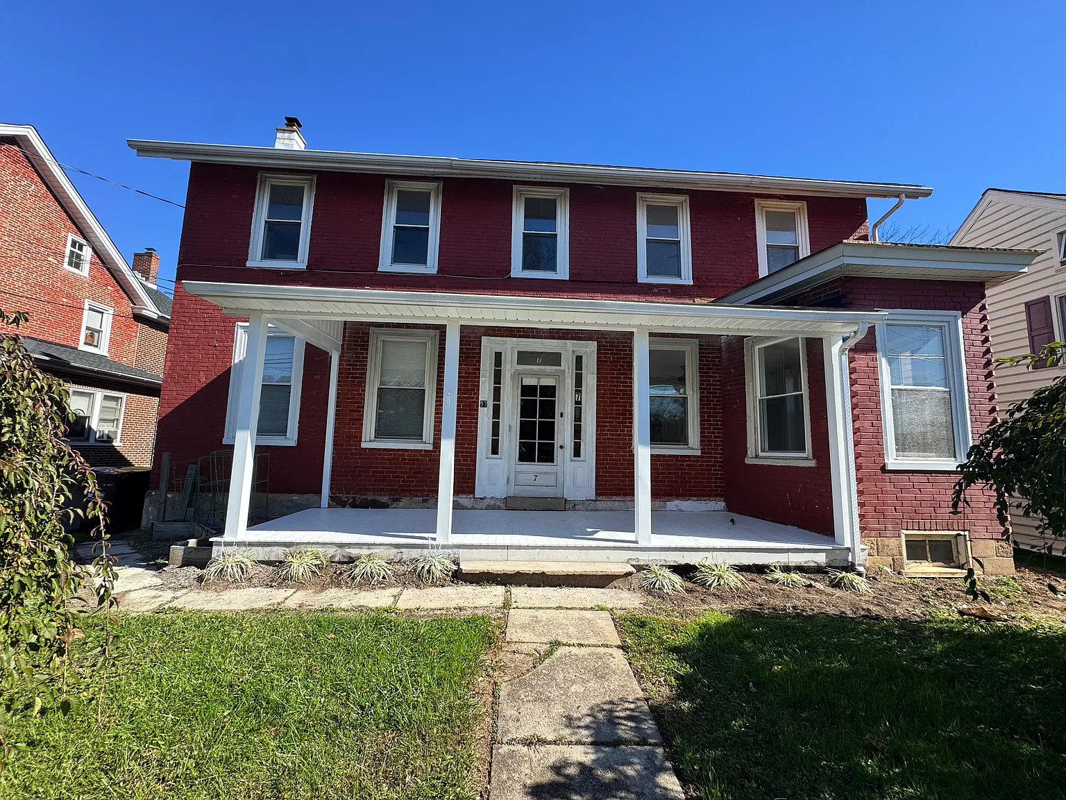 3 bed, 1.5 bath, 1600 sqft, $2,400 — Photo 1