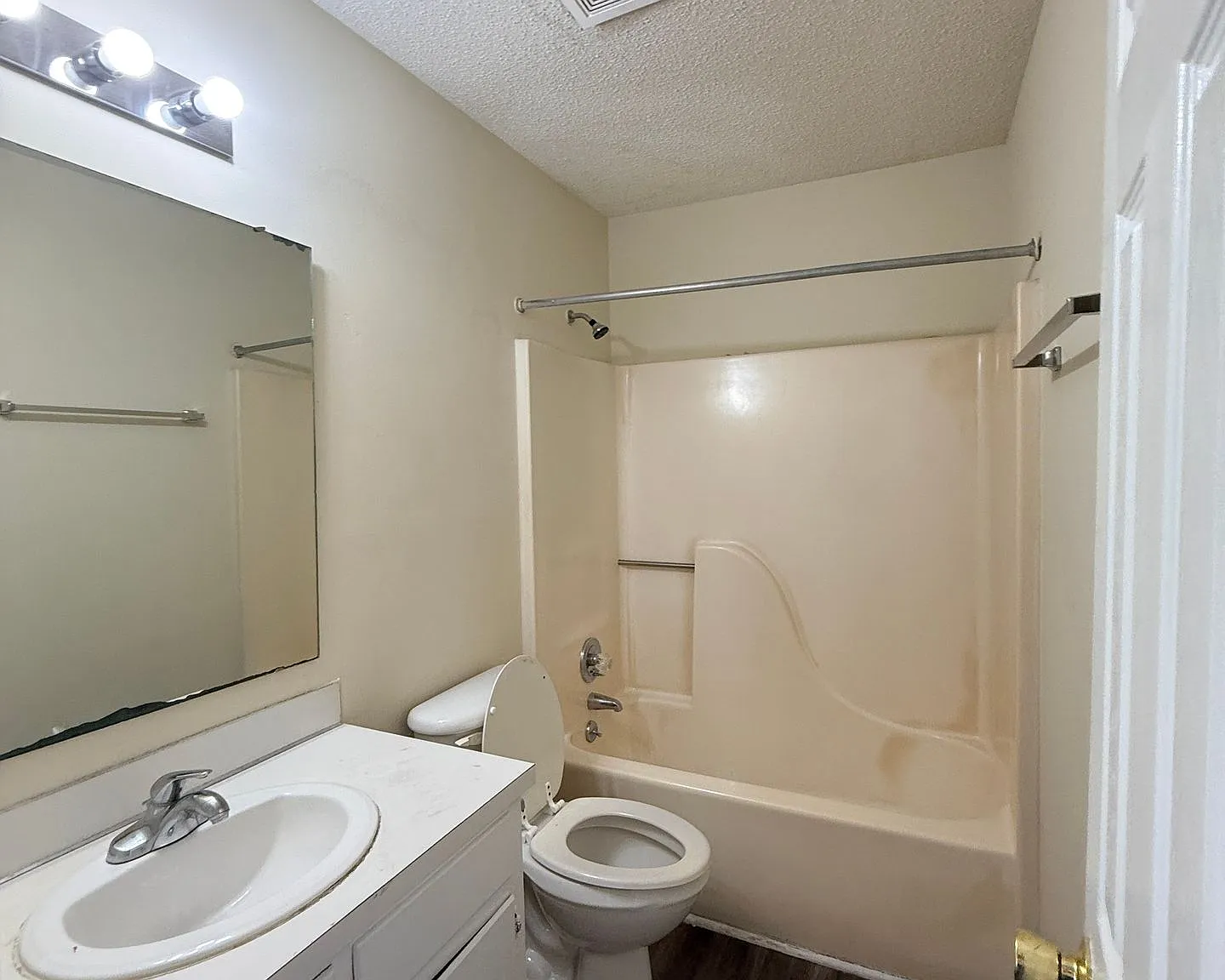 Ivy Court Apartments — Photo 4