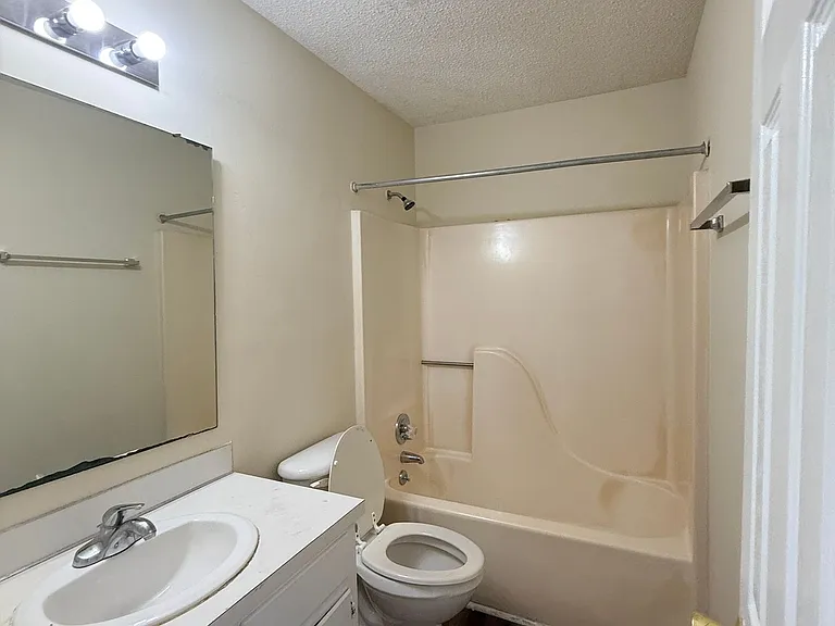 Ivy Court Apartments — Photo 4