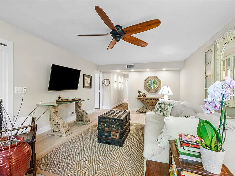 2805 SW 22nd Ave #104 — Photo 8
