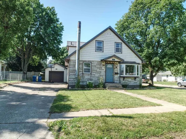1221 4th St, Camanche, IA 52730