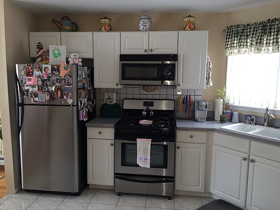 5th image of 321 Swinnerton St