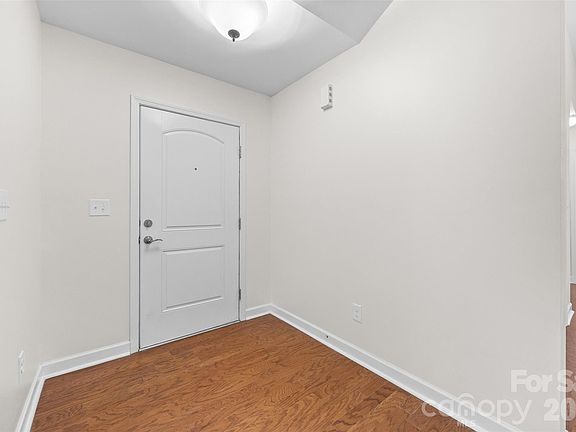 3rd image of 274 Lone Oak Cir