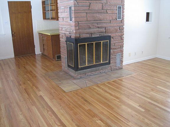 3rd image of 701 Iris Ave