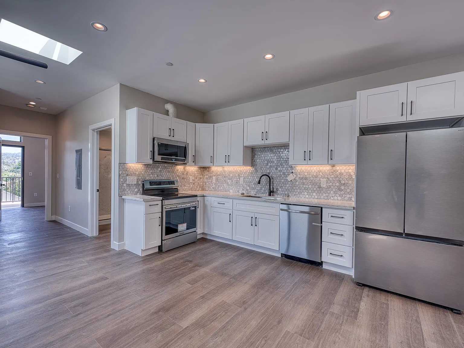 2 bed, 1111 sqft, $4,080 — Photo 4