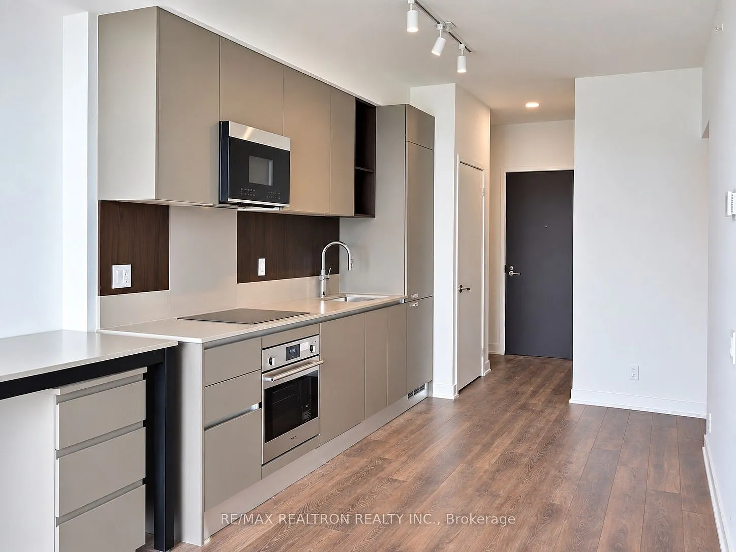 Debut Condos — Photo 2