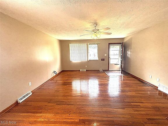 3rd image of 16161 Glenburn Ave