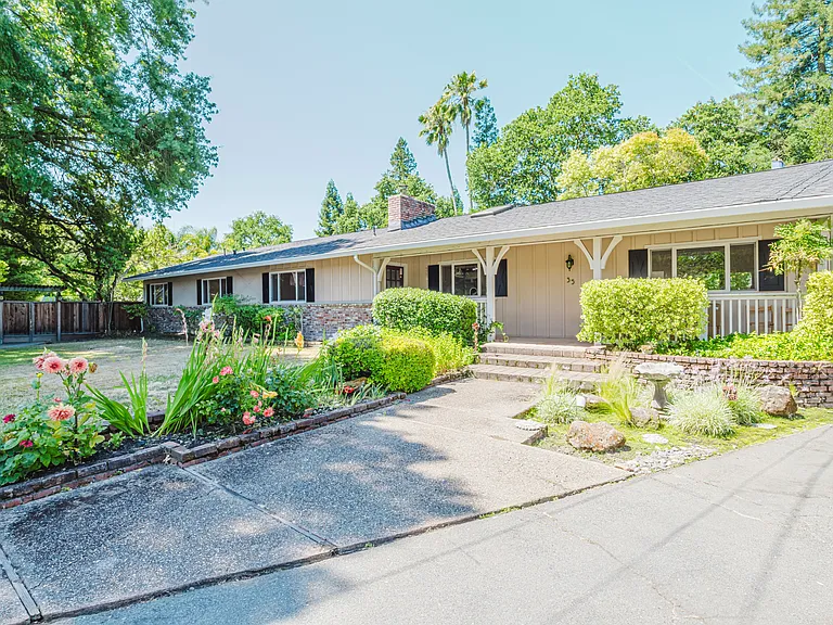 35 Sandra Ct — Photo 3