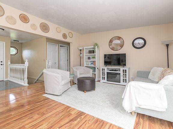 5th image of 926 Summer Hill Ct