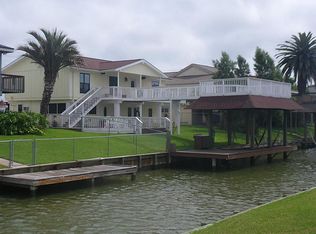 22 N Omega Dr, La Marque, TX 77568