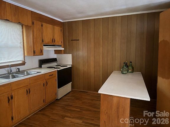 5th image of 405 Isom St