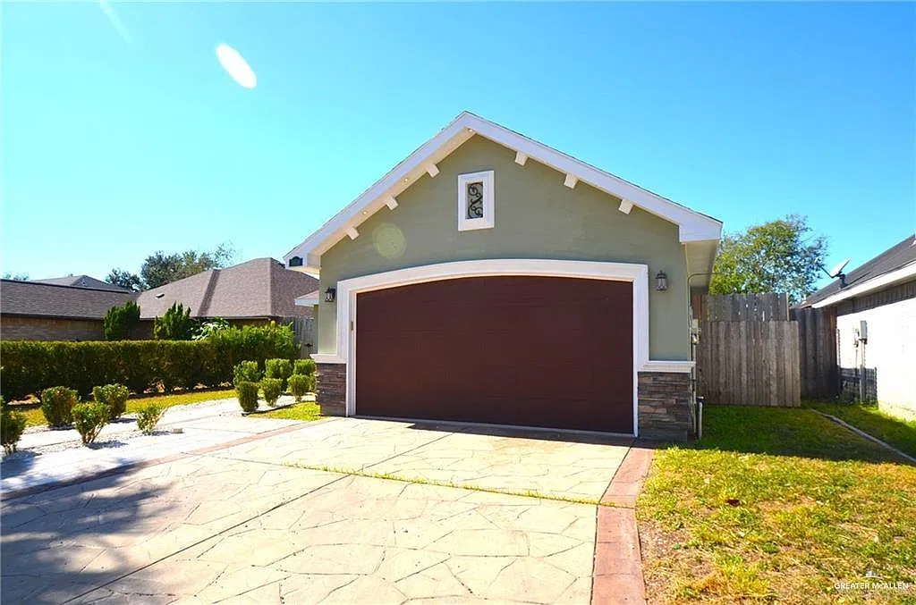 3 bed, 2.5 bath, 1497 sqft, $2,500 — Photo 2