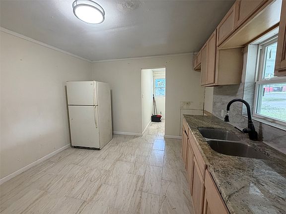 4th image of 1003 E Main St