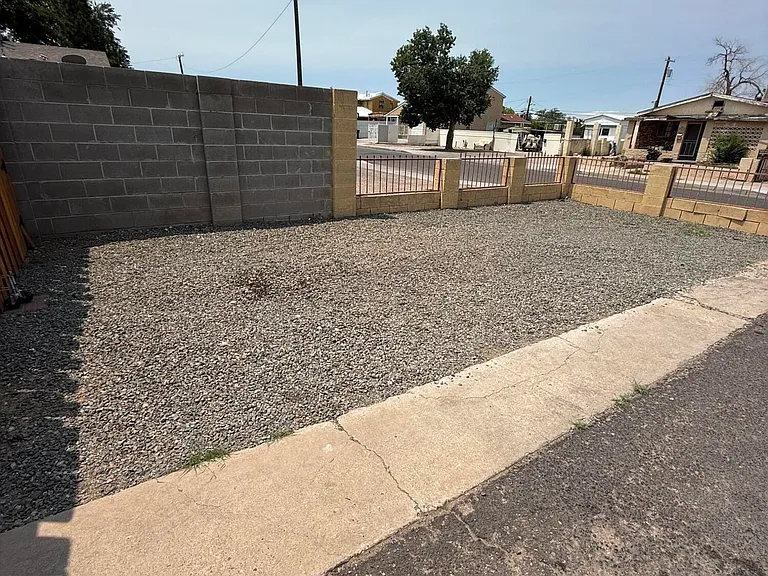 624 Alcazar St SE — Photo 4