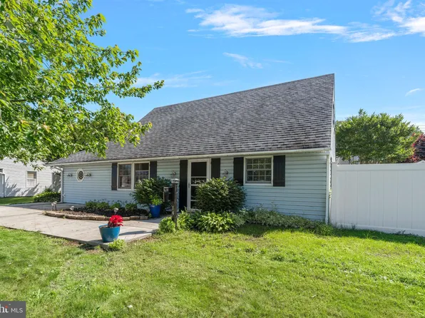 14 Hemlock Rd, Levittown, PA 19056