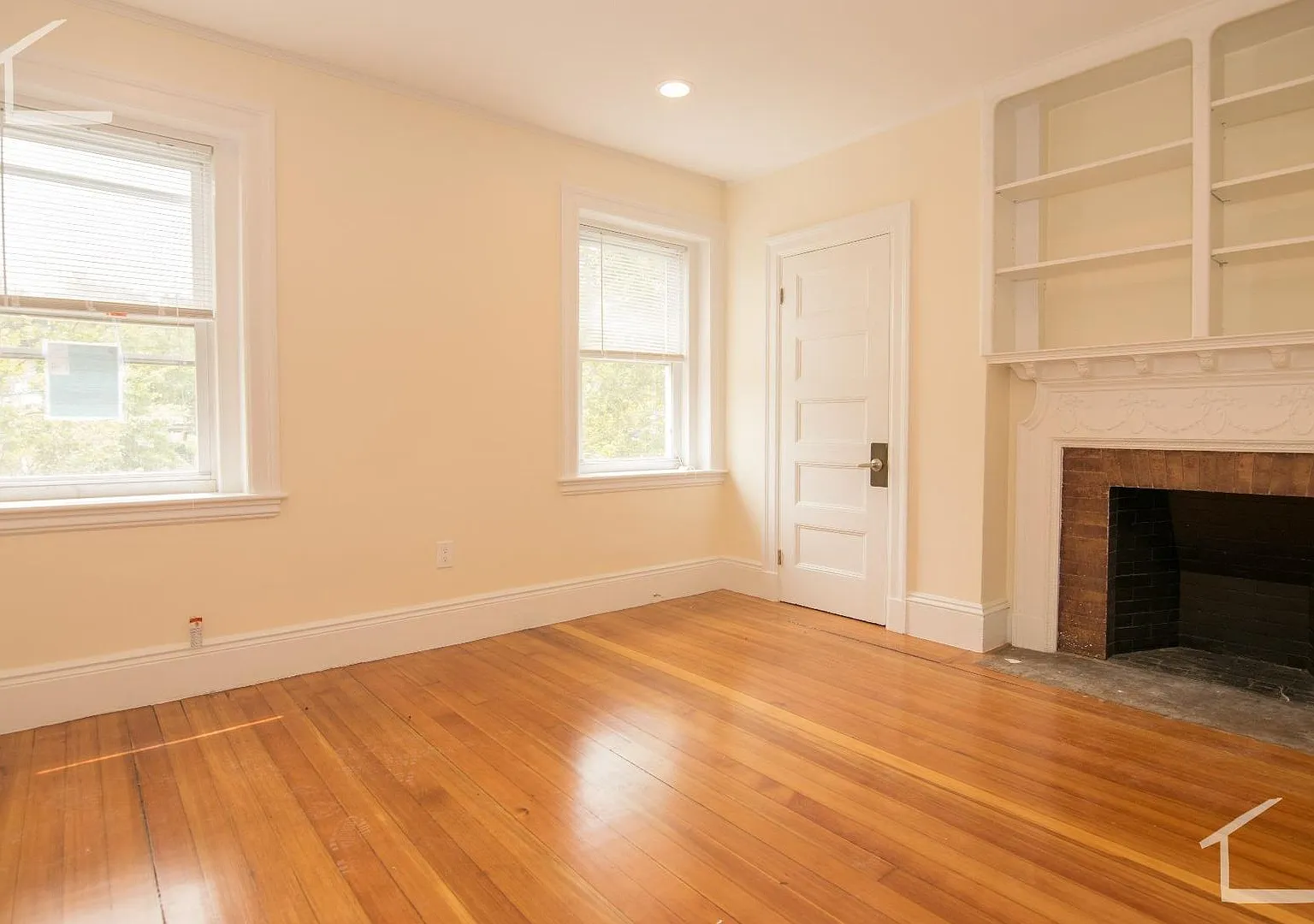 Penthouse Style 4 bed 3 bath in Brookline — Photo 2