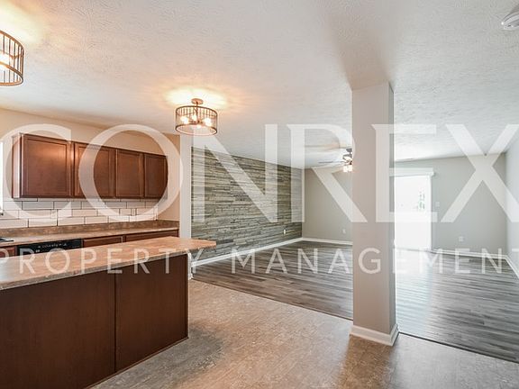 5th image of 1365 W Crystal Dr