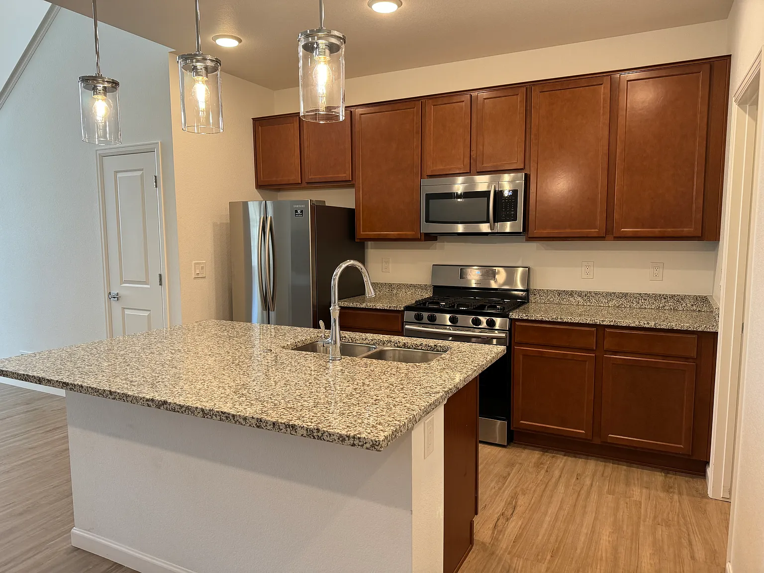 2 bed, 2.5 bath, 1529 sqft, $1,975 — Photo 2